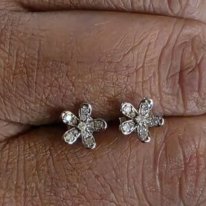 18kt White Gold Flower Stud Earrings